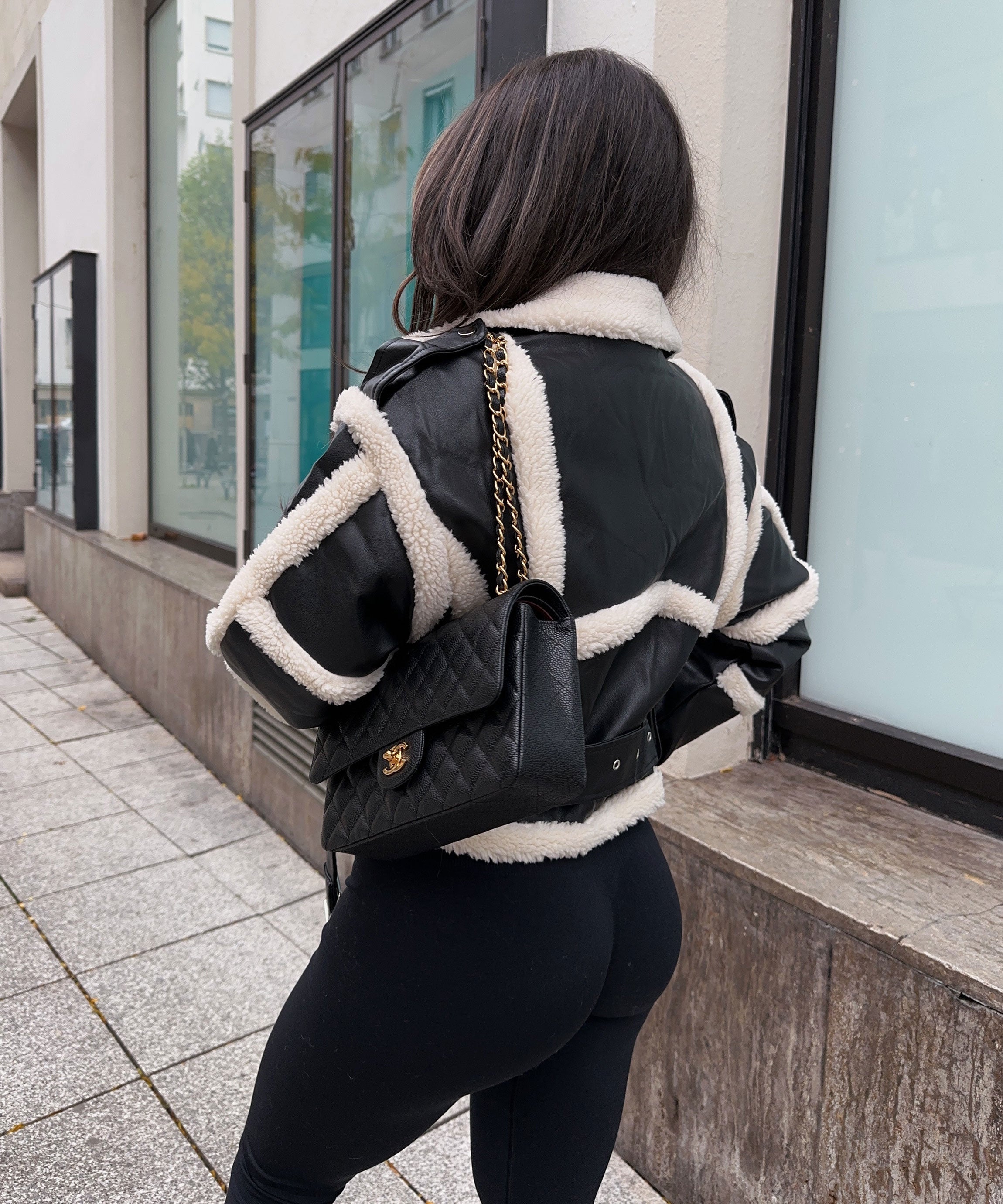 Bequemer Schwarzer Teddyfellmantel Daria