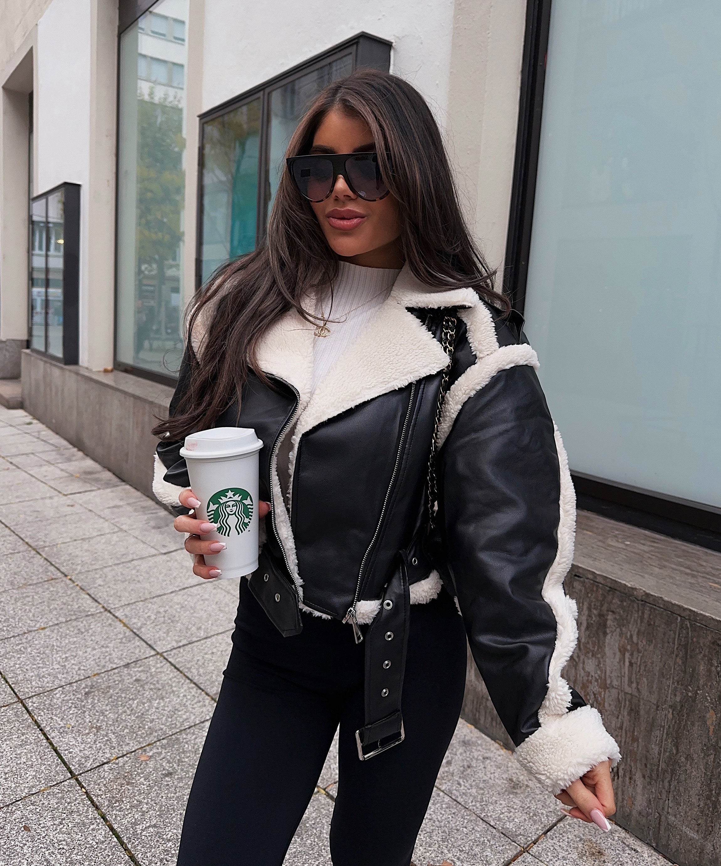 Bequemer Schwarzer Teddyfellmantel Daria